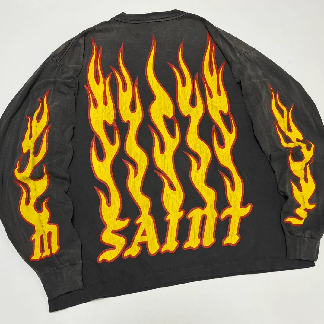 SAINT Mxxxxxx LS TEE/SOUL ON FIRE/BLK Soul flame/flame long sleeves, washed black S-XL, look for cylindrical fabrics with no side seams, don’t buy open ones anymore, boring Assute ready-made garments dyed, sprayed the whole thing with horse-hair spray, and then sprayed again to fade the color, the collar and cuffs are frayed, many places are torn, super large printing position, very difficult to print, complete accessories, with little angel anti-counterfeiting label